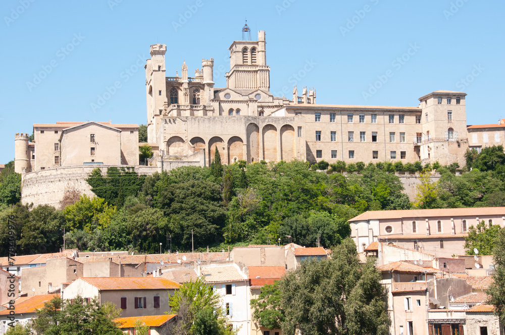 St Nazaire Cathedral Beziers and old bridge over River Orb, Herault Languedoc Roussillon, France