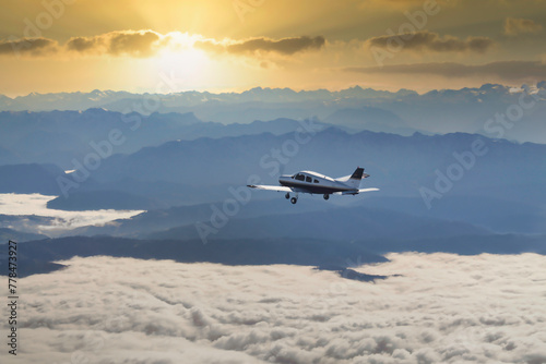 Photos Kleinflugzeug fliegt über einer Wolkendecke in einen epischen Sonnenuntergang hi