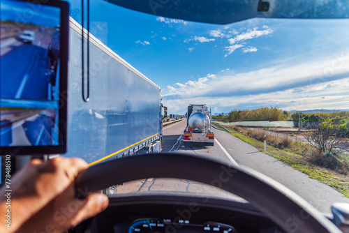 Foto Truck overtaking two other trucks, seen from the cabin of one of the overtaken trucks
