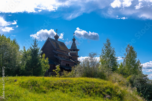 die Holzkirche in Nikolskoje im Gebiet Leningrad bei Sankt Petersburg in einer schönen russischen Landschaft photo