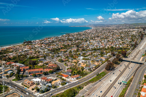Cuadro en lienzo Aerial View of the City of San Clemente, the Ocean, and the I-5 Freeway (Looking