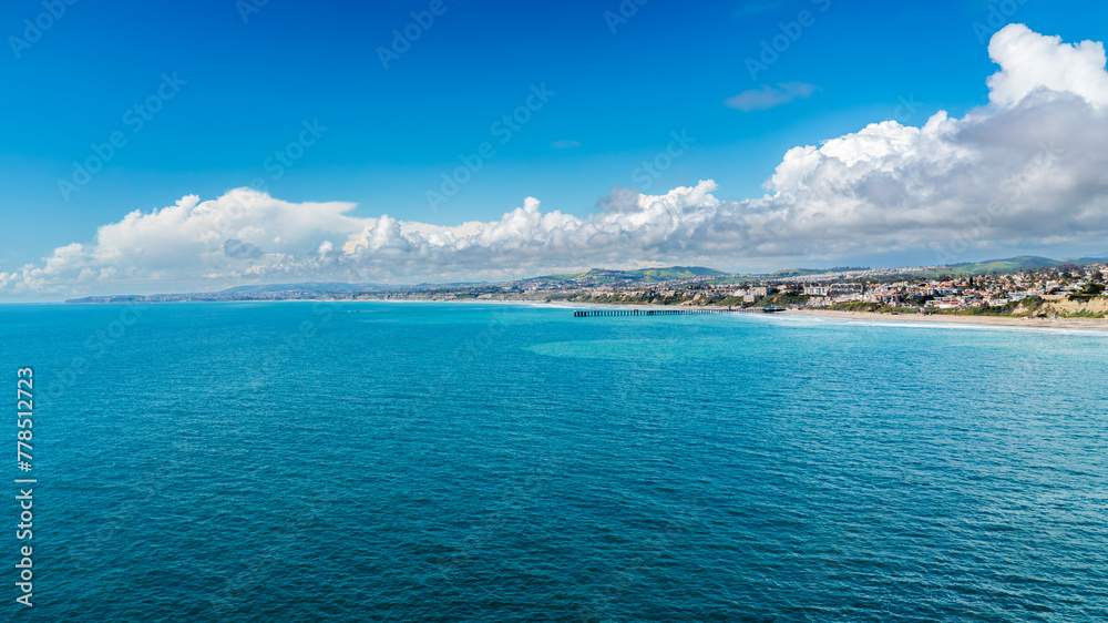 Fototapeta premium Very Wide Shot of the San Clemente Coast with Pier