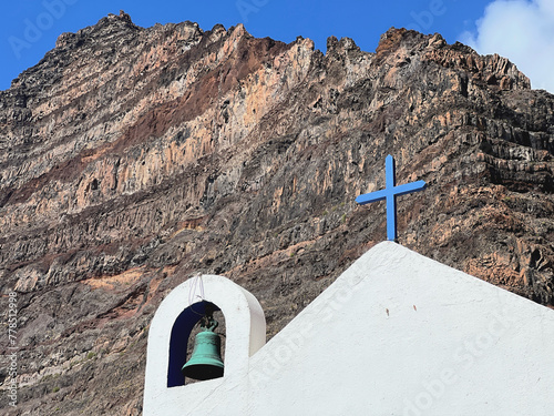 Kapelle vor einer Felswand vor La Gomera 