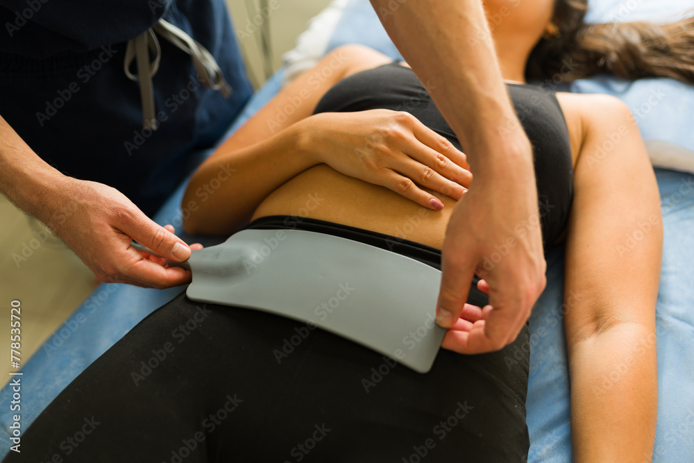Obraz premium Hispanic woman getting radiofrequency electromedical therapy for healing
