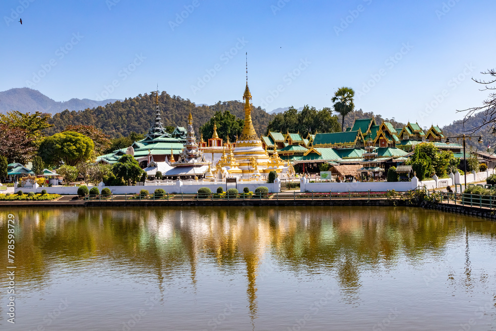 Obraz premium The twin temples of Wat Chong Klang and Wat Chong Kham