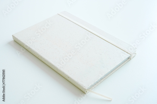 白バックの真っ白なノートの表紙 モックアップ