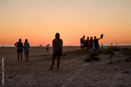Playa de Tarifa, Cádiz, atardecer en la playa, personas disfrutando de los últimos rayos de sol en la arena de la palya, luz dorada