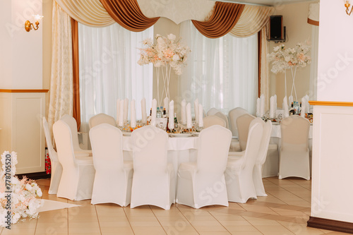 The image depicts a room with a table and chairs 6903.