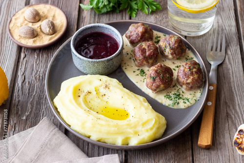 Bilde på lerret Swedish meatballs in cream sauce, potatoes and lingonberry sauce