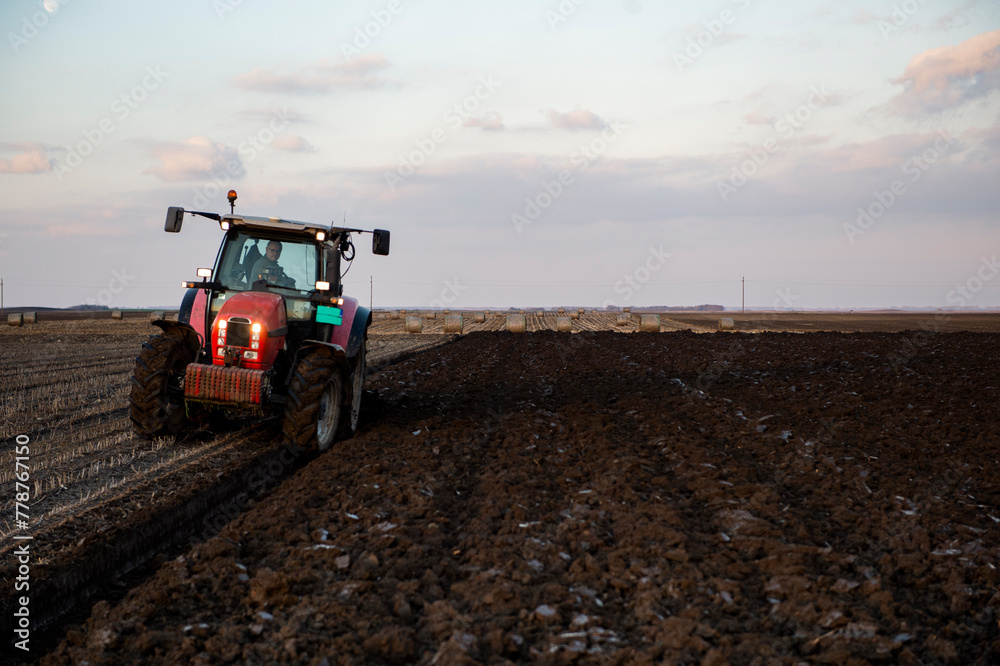 Obraz premium Tractor working in the field