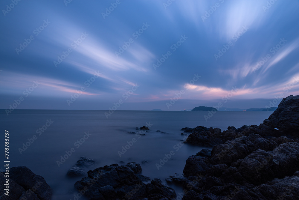 夕暮れの海岸の風景