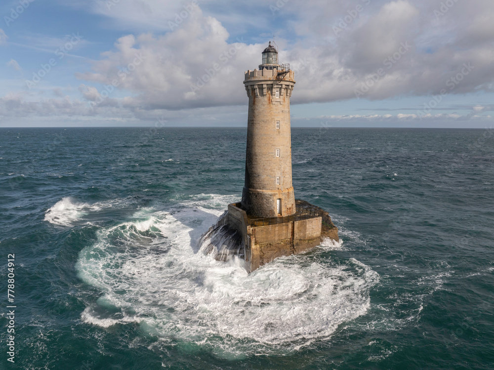 Vue aerienne d'un phare au milieu de l'océan, le phare du Four en Bretagne, dans le Finistère