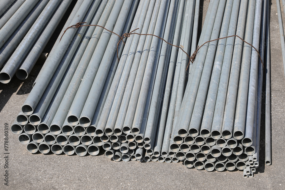 Obraz premium Storage of iron pipes for the construction of gas infrastructure in a road construction site
