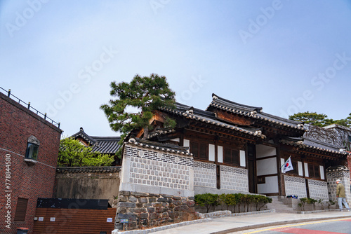 솟을대문을 보여주고있는 전통한옥-솟을대문은 조선시대 양반가의 기와집에서 사용했던 형식이다.  사직동, 종로구 서울, 대한민국