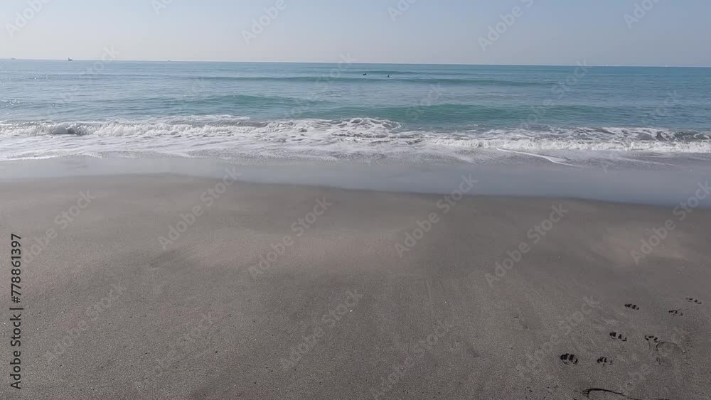 浜辺に打ち寄せる波と広がる水平線 浜辺に打ち寄せる波と広がる水平線