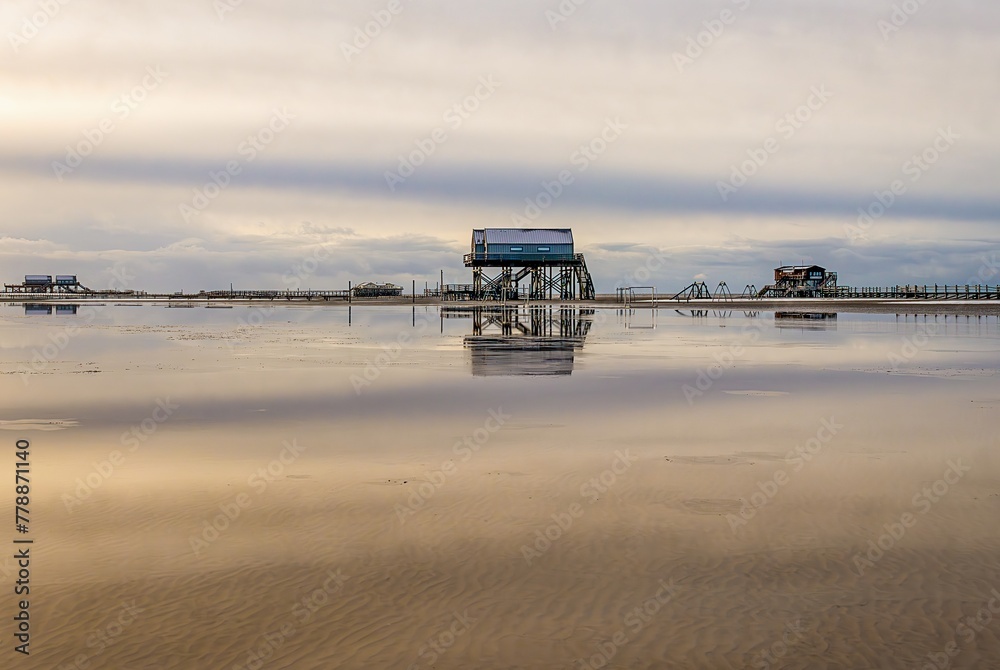 Die Pfahlbauten in Peter-Ording mit Spiegelung bei Ebbe der Nordsee