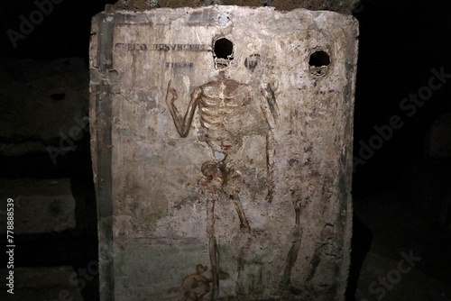 Obraz na płótnie Napoli - Affresco nella galleria centrale nelle Catacombe di San Gaudioso w salonie