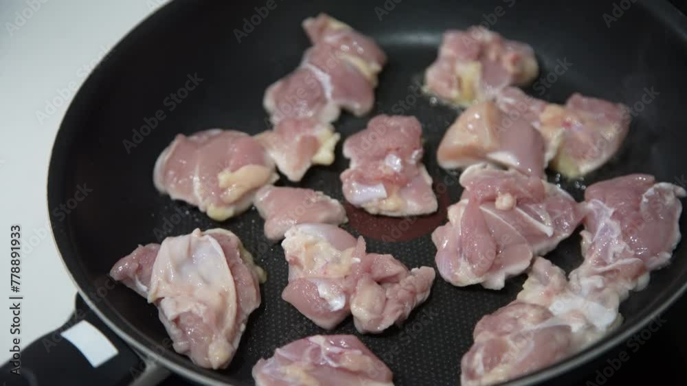鶏もも肉を焼く様子 鶏もも肉を焼く様子