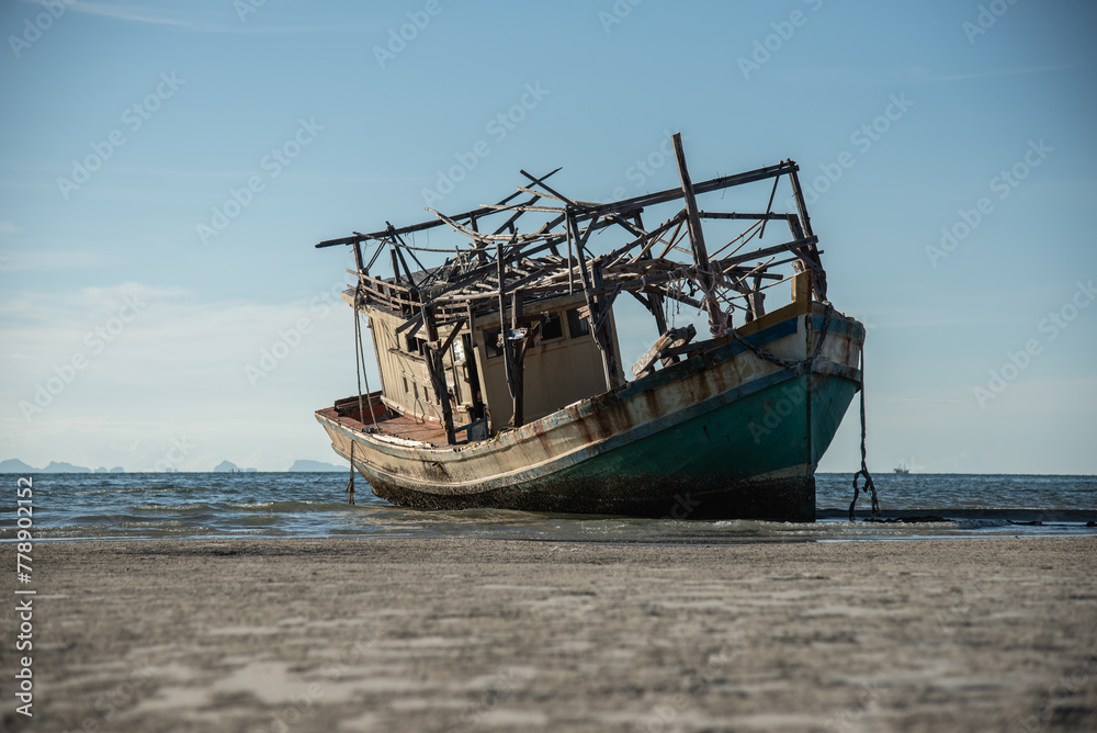 Obraz premium Wreck of a fishing boat on the beach