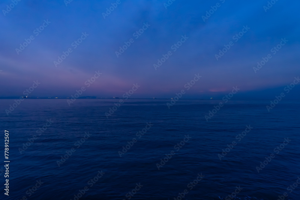 曇る夜明けの喜多久で始まる朝焼けの青い空を見て寄せる波を聴く20240406