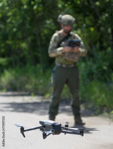 Dron z obsługującym go żołnierzem w tle © tafel