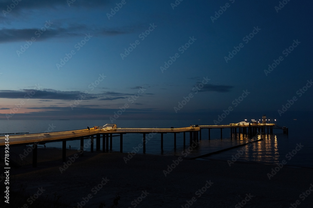 Fototapeta premium Nachtaufnahme der Seebrücke in Koserow auf Usedom an der Ostsee