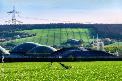 Moderne Biogasanlage in ländlicher Region zur Stromerzeugung und Wärmeerzeugung aus erneuerbaren Energien