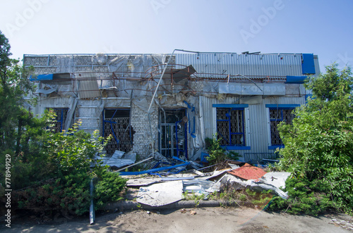 Zniszczony przez działania wojenne sklep w Donbasie na Ukrainie © tafel