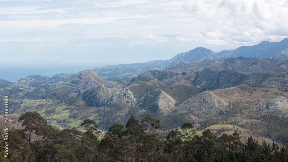Vistas de montañas en litoral de Asturias