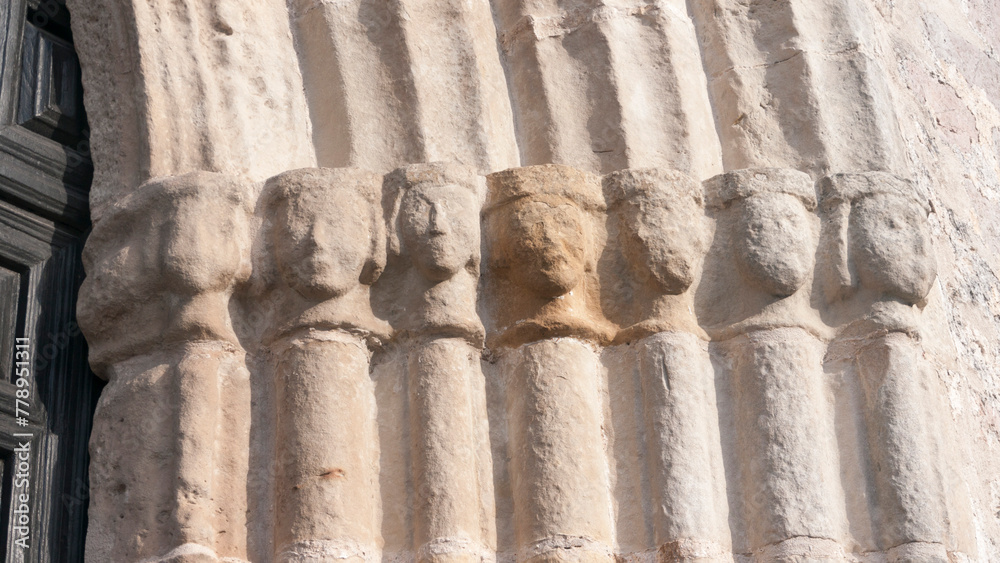 Rostros erosionados en esculturas de adorno de iglesia medieval
