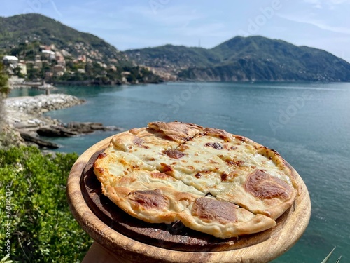 Obraz na plátne focaccia al formaggio ligure vista mare