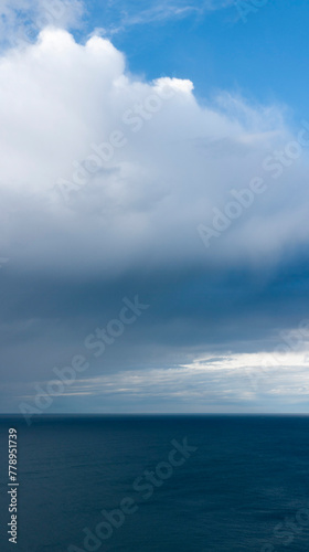 Horizonte marino tormentoso desde litoral de Asturias