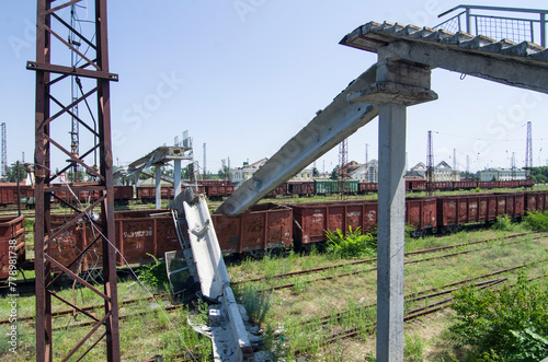 Zniszczona kładka nad torami na dworcu kolejowych w Donbasie na Ukrainie © tafel