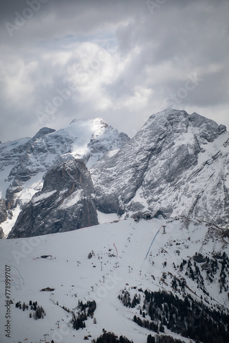 Teleaufnahme der Marmolata in Südtirol, mit unterhalb liegendem Skigebiet mit Sessellift