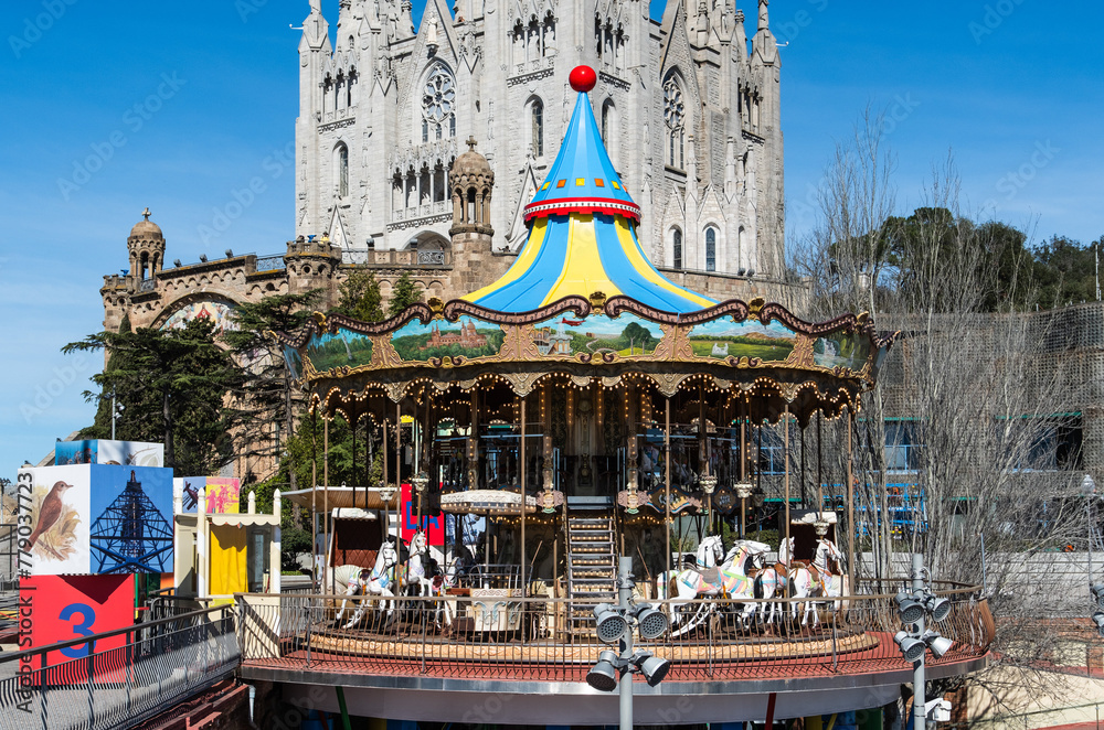 Vergnügungspark Parc d’atraccions Tibidabo und Kirche Expiatori del Sagrat Cor in Barcelona, Spanien - obrazy, fototapety, plakaty 