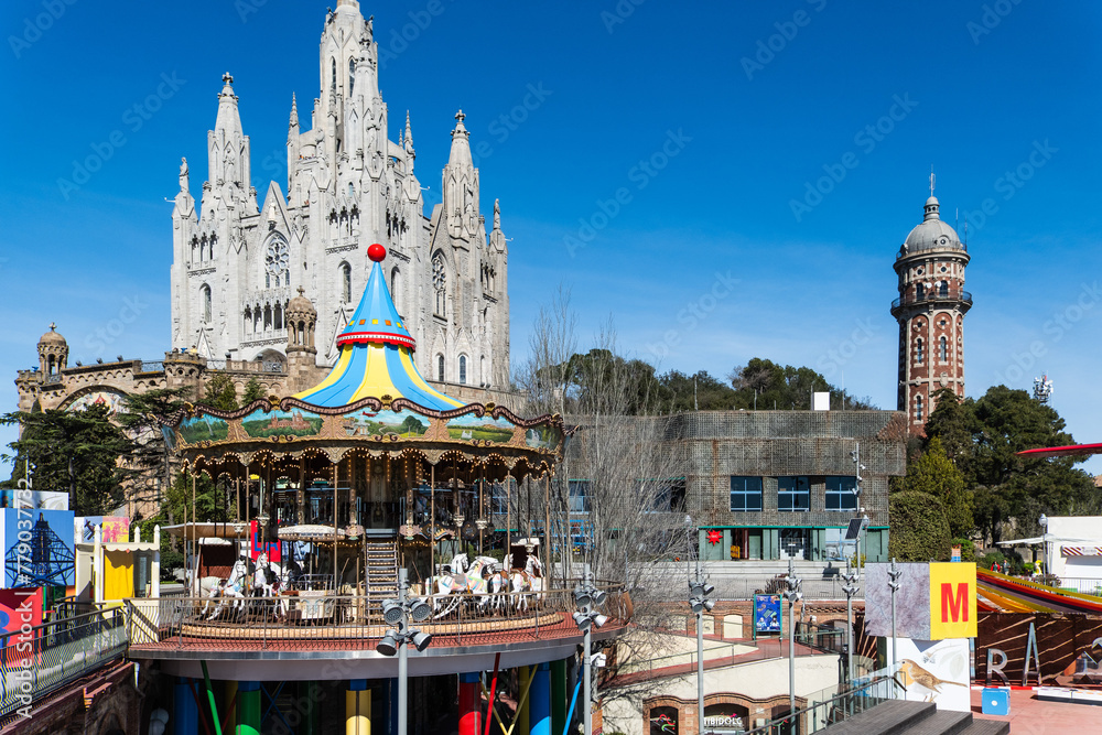 Vergnügungspark Parc d’atraccions Tibidabo und Kirche Expiatori del Sagrat Cor in Barcelona, Spanien - obrazy, fototapety, plakaty 
