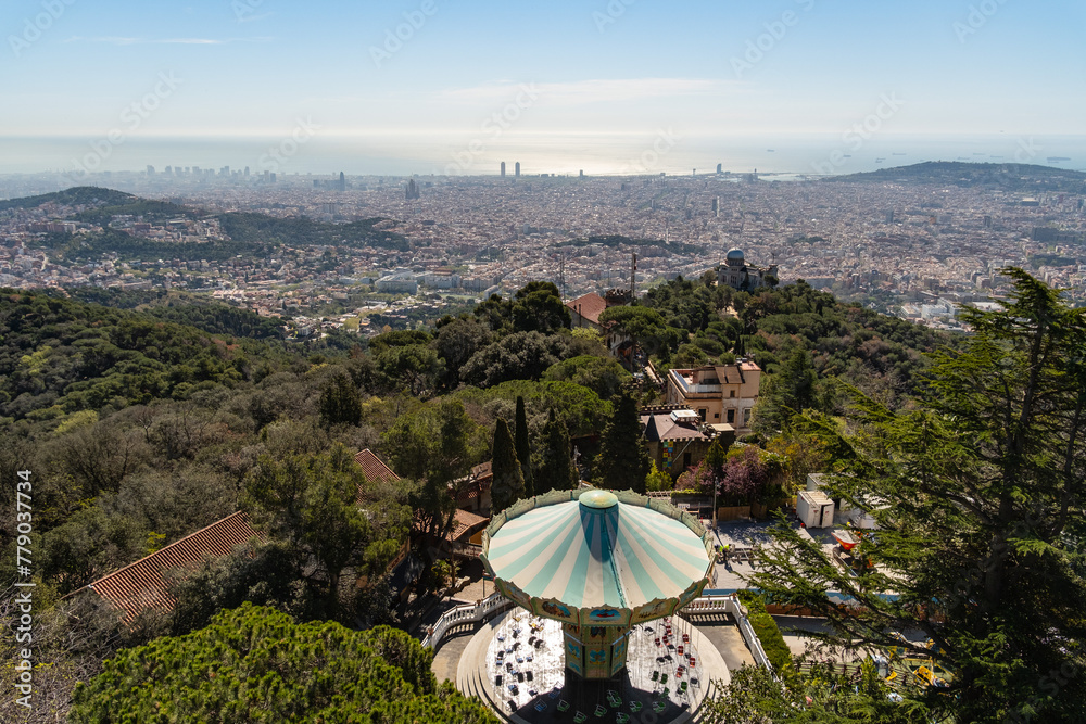 Kettenkarusell im Vergnügungspark Parc d’atraccions Tibidabo in Barcelona, Spanien