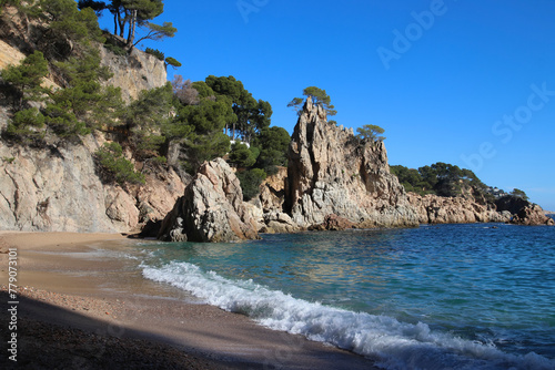 Una cala solitaria con muchas rocas en invierno photo