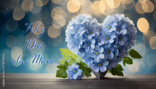 cartão ou banner para desejar um feliz Dia das Mães em azul com ao lado um coração feito de flores azuis e folhagens verdes em um fundo azul gradiente com círculos em efeito bokeh photo