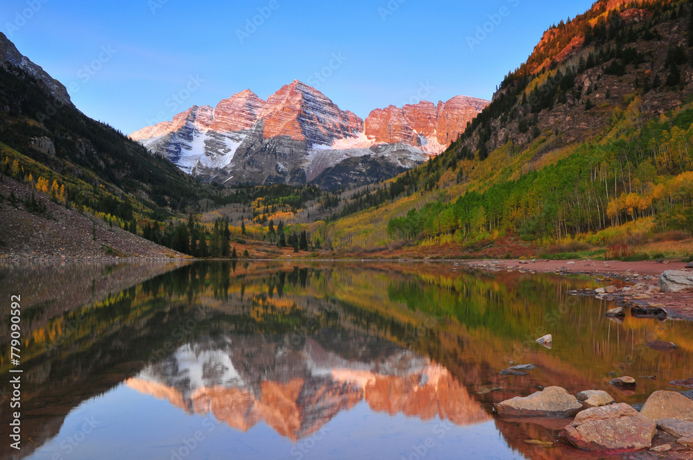 Early fall sunrise on the Maroon Bells and Maroon Lake, White River National Forest, Aspen, Colorado, USA.