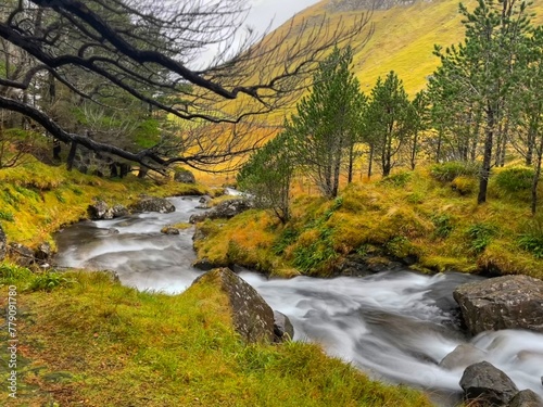 F  r  er Inseln  Dorf Kunoy  Kirkjubour  Faroe Islands  Landschaften  Landscapes  Mountains  Berge  Nord Atlantik  North Atlantic  Roads  Waterfall  Wasserfall  Bach  Fluss  Wald