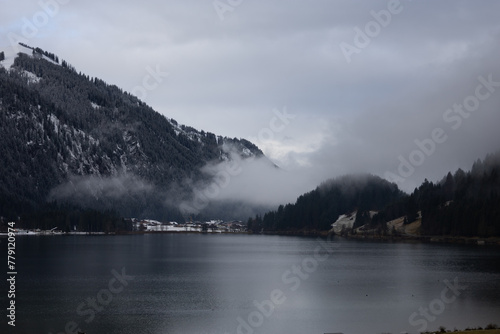 See im Tannheimer Tal in Österreich mit schneebedeckten Bergen und wunderschöner Aussicht