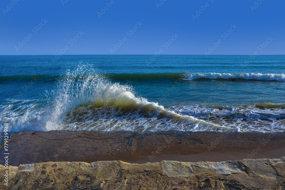 Fototapeta premium Vague qui s'écrase au bord de la mer