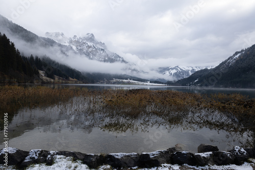 See im Tannheimer Tal in Österreich mit schneebedeckten Bergen und wunderschöner Aussicht © carolindr18