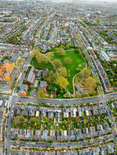Obraz na płótnie Aerial view of houses in Chiswick, a leafy London suburb with a village feel w salonie