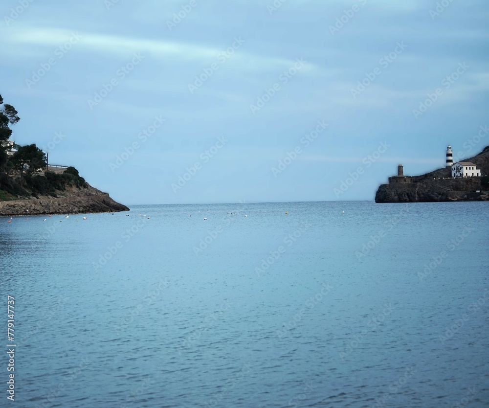 Mallorca Bucht von Port de Sóller auf Mallorca beherbergt einige der schönsten Leuchttürme, die die Küste zieren. Einer davon ist der Far del Cap Gros, ein über 100 Jahre alter Leuchtturm, Mallorca Bucht von Port de Sóller auf Mallorca beherbergt einige der schönsten Leuchttürme, die die Küste zieren. Einer davon ist der Far del Cap Gros, ein über 100 Jahre alter Leuchtturm,