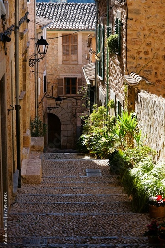 Straße in einem Bergdorf auf der Insel Mallorca