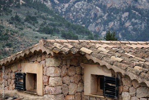 ein altes Haus aus dicken Steinen gebaut photo