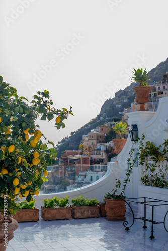 Positano - Vista panoramica di Positano tra gli alberi di limoni e antichi vasi tipici della costiera amalfitana Salerno Italia