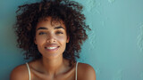 Belle jeune femme tonique d'origine africaine, 30 ans, sur un mur de peinture bleue, réveil énergie et de bonne humeur le matin